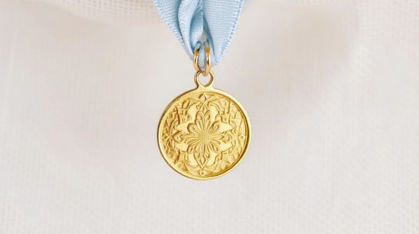 Pourquoi choisir une médaille de baptême pour un cadeau précieux